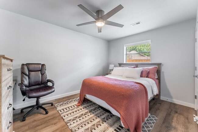 Building Photo - 1906 SE Taylor St