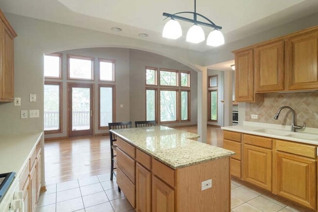 Building Photo - 922 W Chesterfield Ct