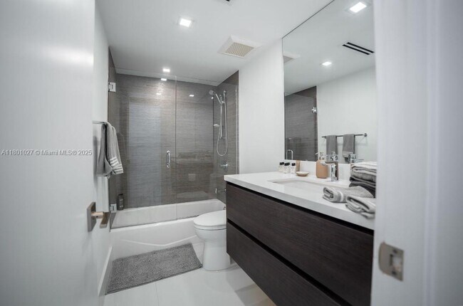 Building Photo - 5600 Collins Ave