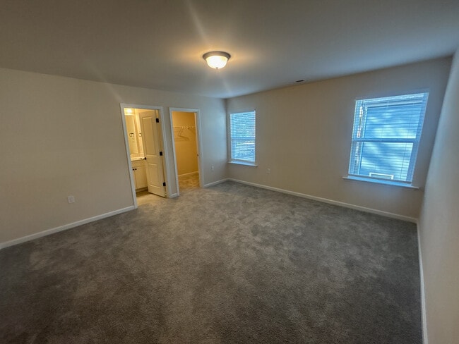 Building Photo - Room in House on Hedge Maple Dr