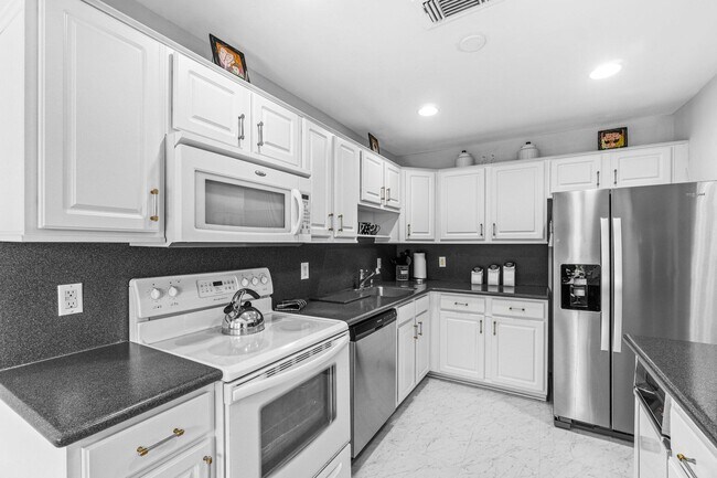 Building Photo - 27 Southport Ln