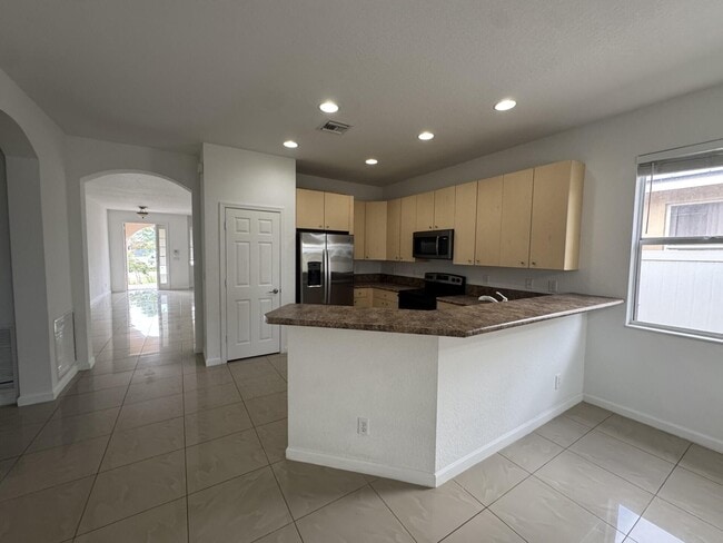 Building Photo - 1804 SW Jamesport Dr