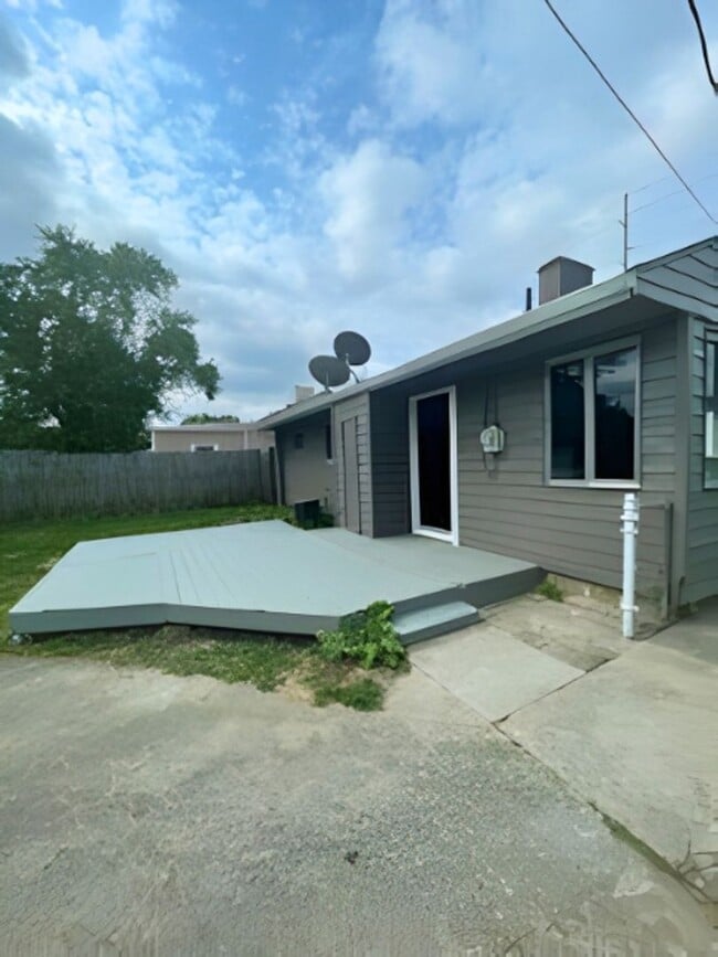 Building Photo - Fully Renovated 3-Bed Home w/ Designer Kitchen & Garage