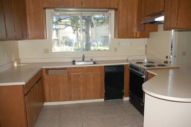 Building Photo - Great 1 bedroom 1 bathroom cottage on wood...