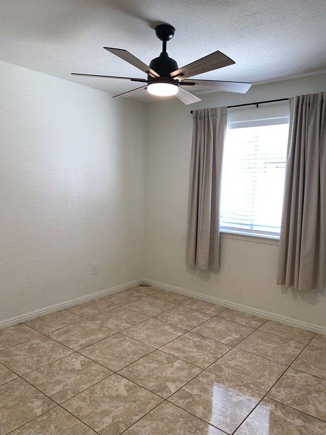 Building Photo - Beautiful home in SW Bakersfield W/Solar a...