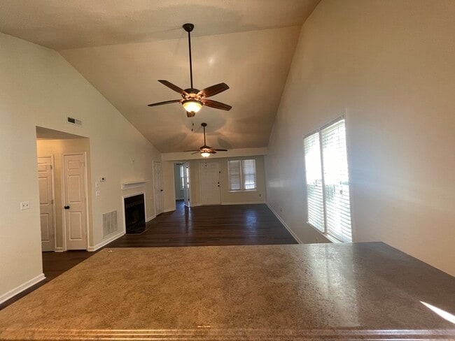 Building Photo - Recently Renovated!!Beautiful 3BR home.