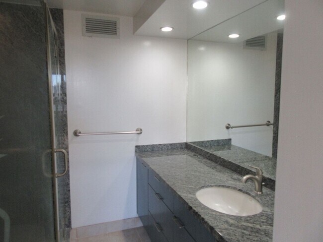 Building Photo - 2 Bed 2 Bath 1 Parking at Marco Polo Apartments, Amazing Views 28th Floor!!!