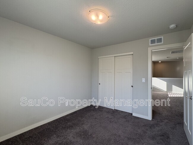 Building Photo - 6648 SE Genrosa St