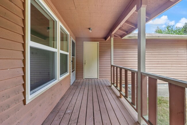 Building Photo - MOVE IN READY! Tumwater rambler 2 beds plus den 1.5 baths. No Pets.