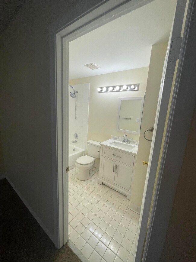 Building Photo - 3203 Glenmoor Dr