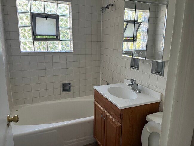 Building Photo - 13940 S Edbrooke Ave