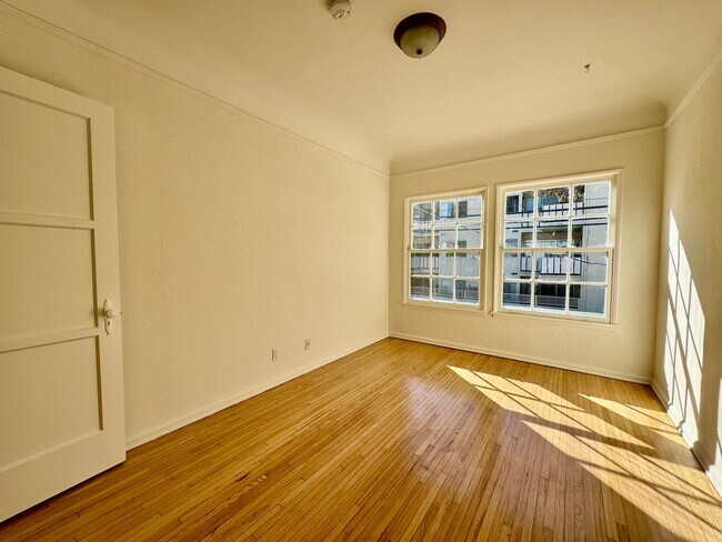 Building Photo - Sun-Filled 1-bed 1-bath Second Floor short...
