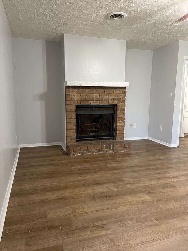 Building Photo - 2 bedroom/1 bath Westside Duplex!