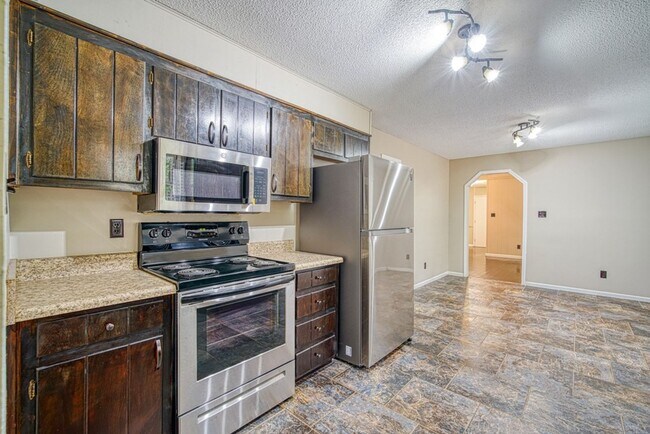 Building Photo - Spacious 3-Bed Home in District 6 with Pri...