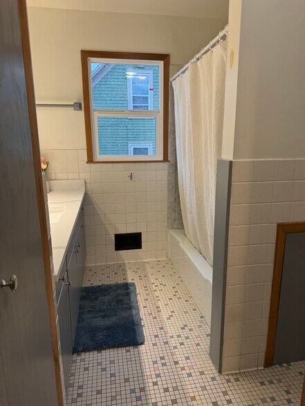 Building Photo - 610 Linden St W