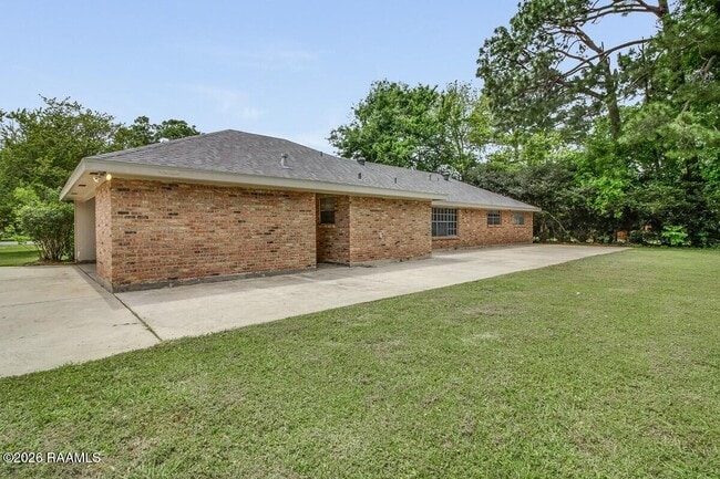 Building Photo - 242 Monteigne Dr