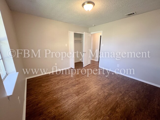 Building Photo - 211 Stonegate Dr