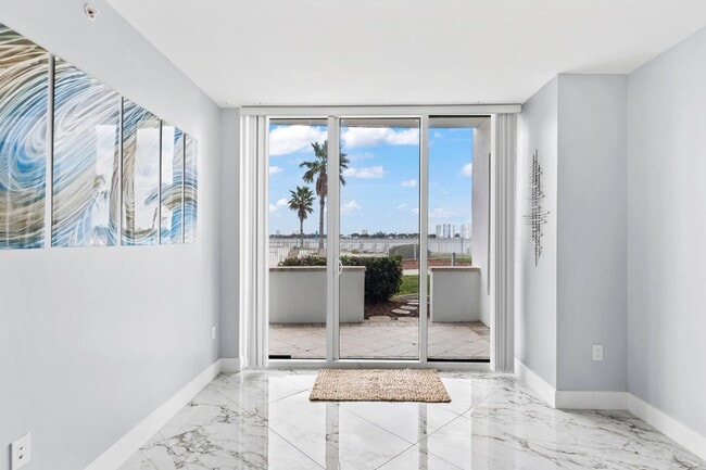 Building Photo - 2/2 in Marina Grande