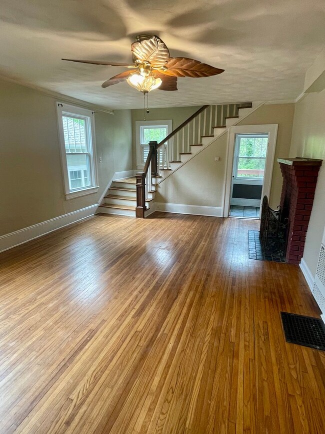 Building Photo - Beautiful Historic Kenilworth 3 bed, 1.5 b...