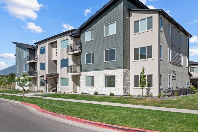 Building Photo - Brand-New 3 Bed, 2 Bath Townhome in Spanish Fork!
