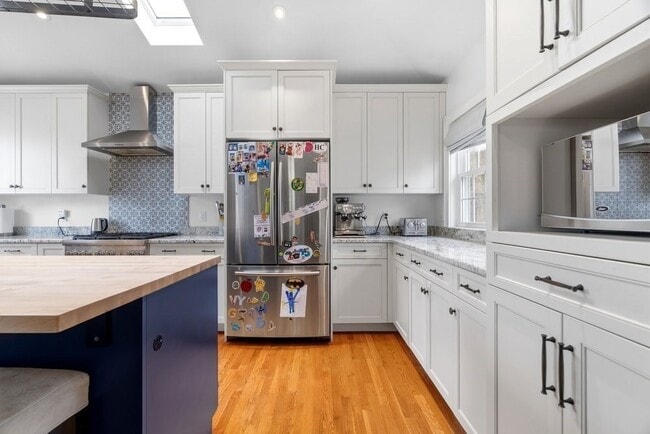 Building Photo - 859 Fellsway W