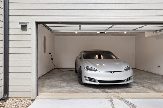 Building Photo - 322 N Summit St