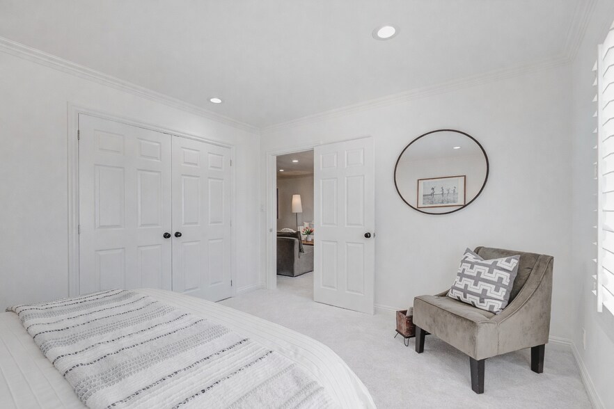 Building Photo - 516 San Vicente Blvd