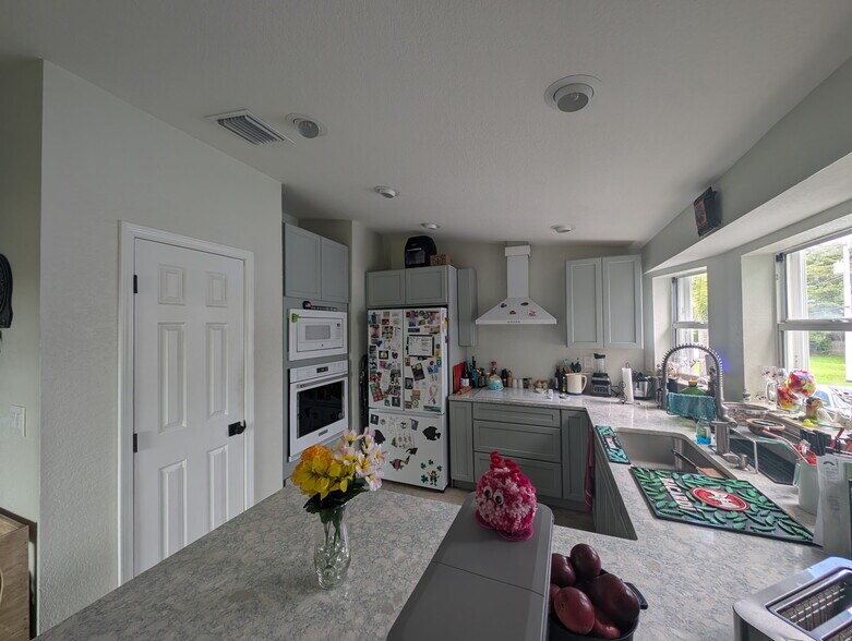 Ample Space to Entertain - 504 Avenue E