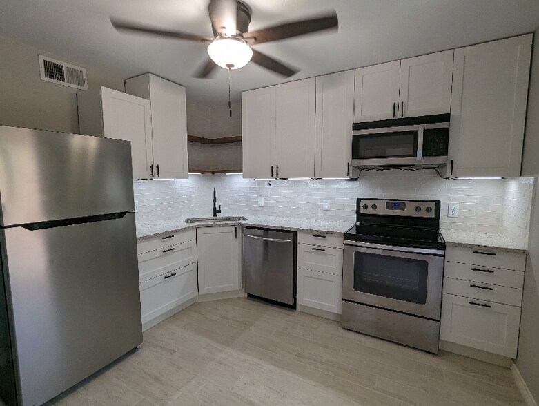 Primary Photo - 114 Scofield Ave