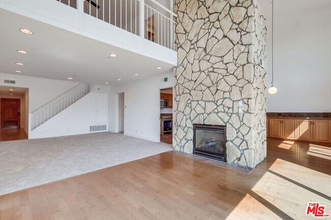 Building Photo - 230 S Catalina Ave