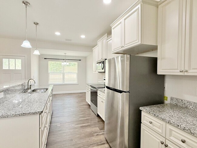 Building Photo - Beautiful 3-Bedroom Home - Open Split Floo...
