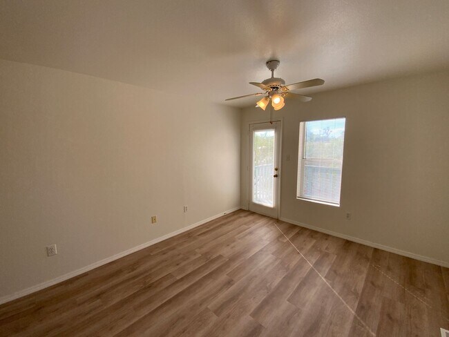 Building Photo - 3 Bedroom Townhome Available Near Albuquer...