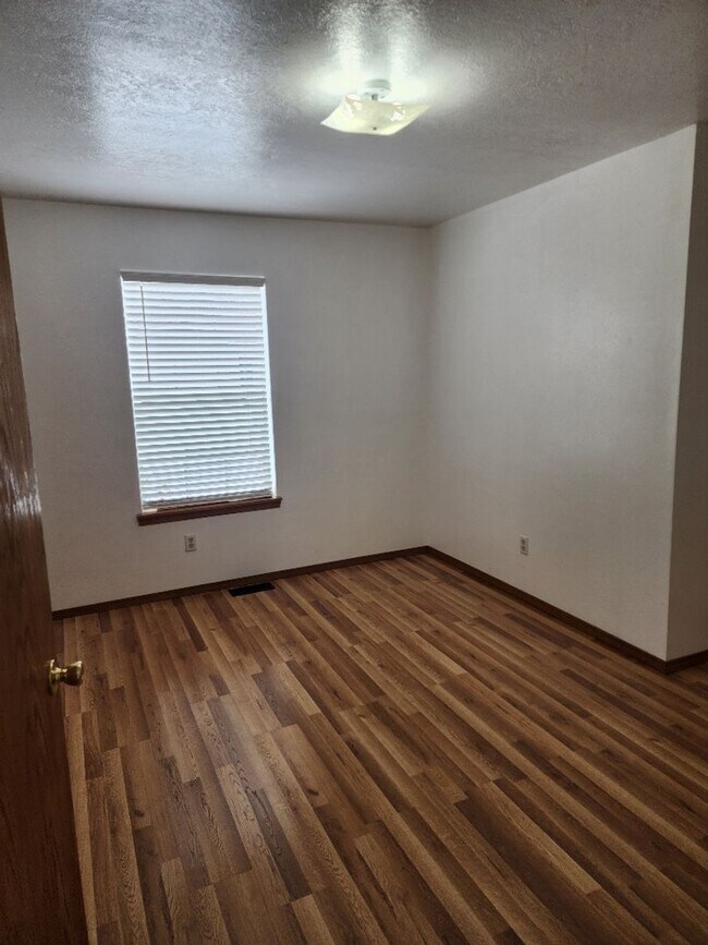 Building Photo - Newly remodeled 3 bedroom home!