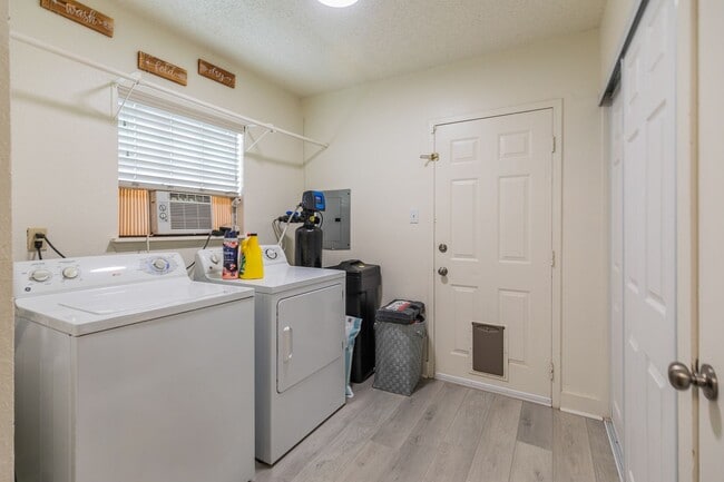Building Photo - 3 Bedroom 2 Bath Home