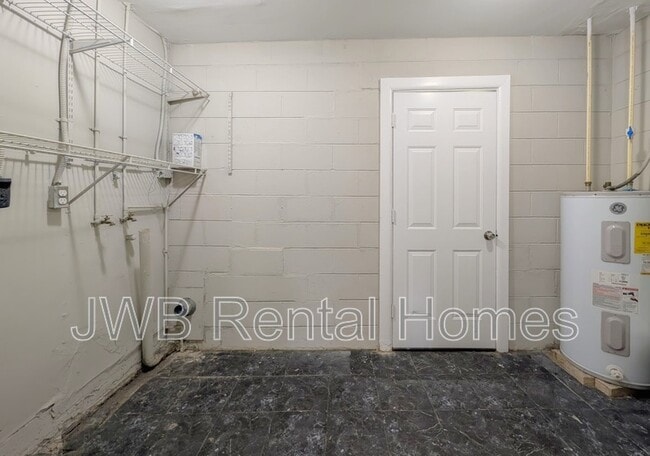 Building Photo - 7762 Lake Park Dr