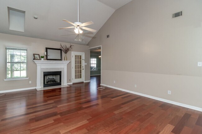 Building Photo - Beautiful 4 Bedroom, 2 Bath home with Large Yard