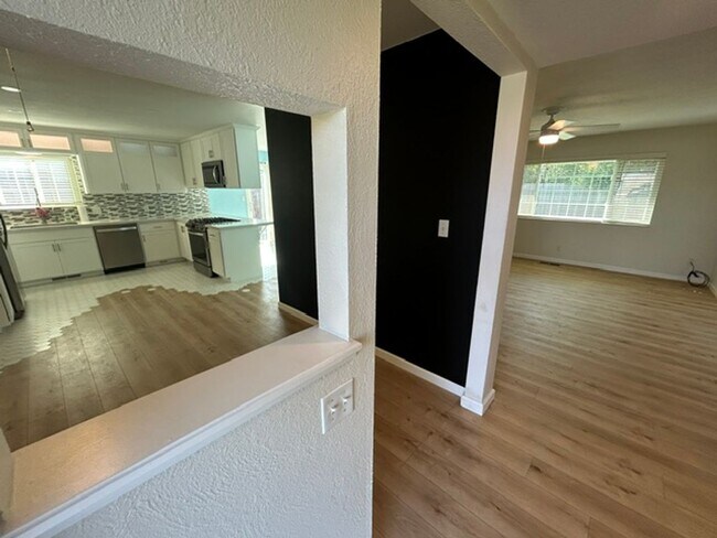 Building Photo - 2647 W Evergreen Ct