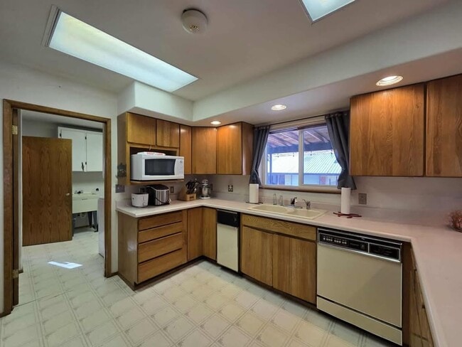 Building Photo - Large 3 Bedroom, 2.5 Bath on Beautiful, HU...