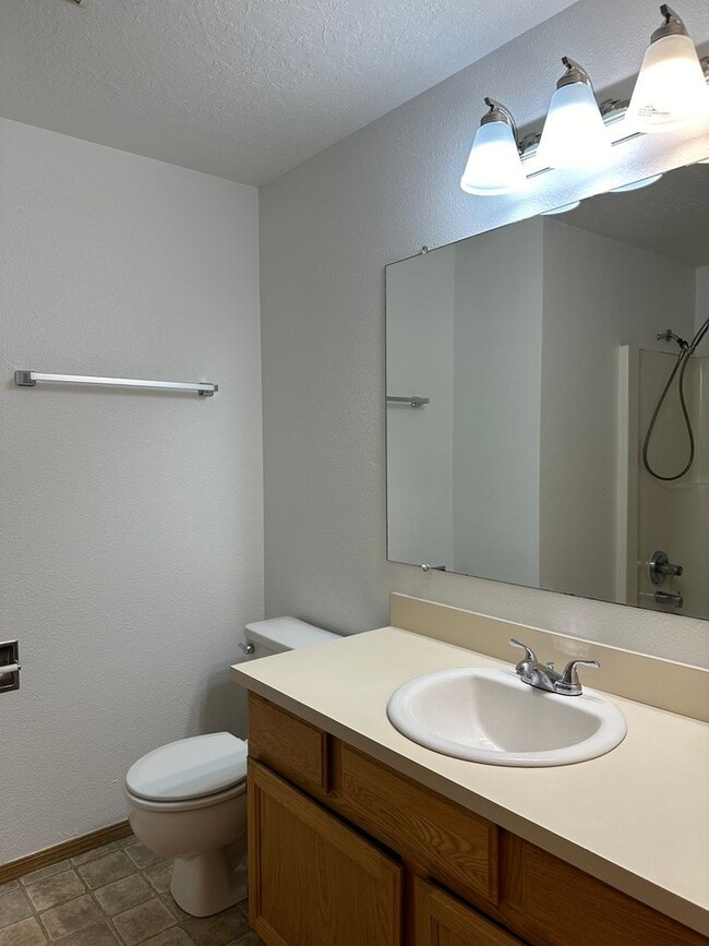 Building Photo - Newly Updated Single Level Home in Established Keizer Neighborhood