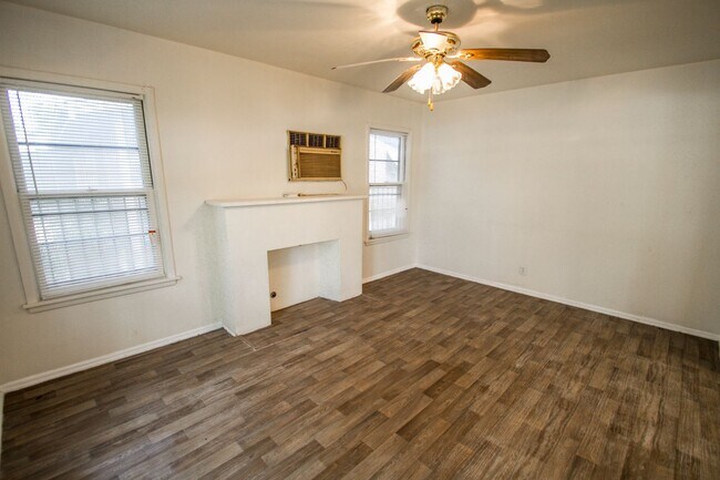 Building Photo - Close to Local Amenities and Downtown