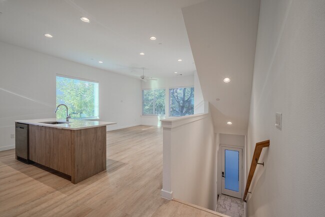 Building Photo - Stunning Modern Townhomes Newer Constructi...