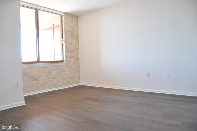 Building Photo - 10101 Grosvenor Pl