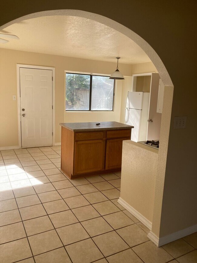 Building Photo - Spacious Home with Great Potential in Southwest Albuquerque