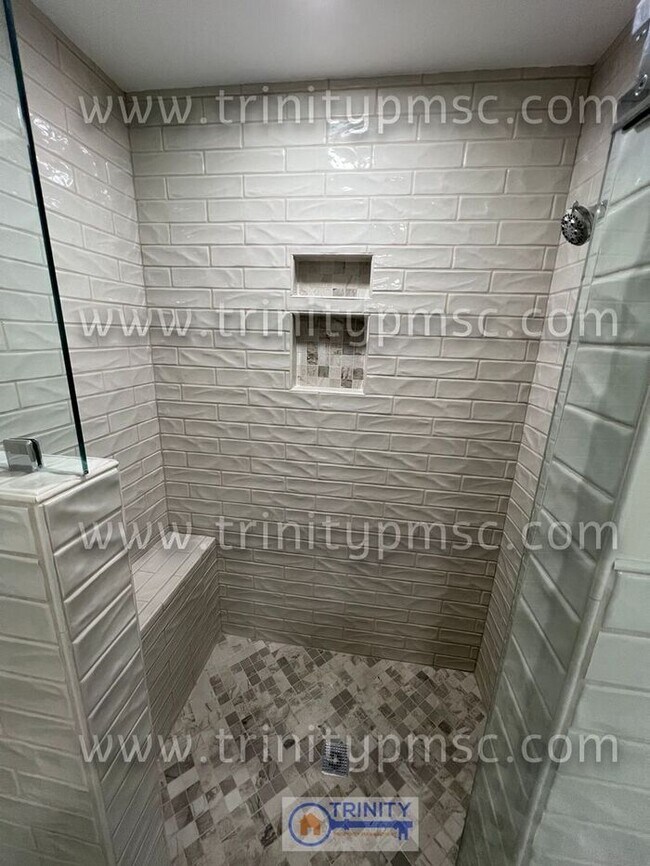 Building Photo - NEWLY UPDATED!! Ready and waiting for you!