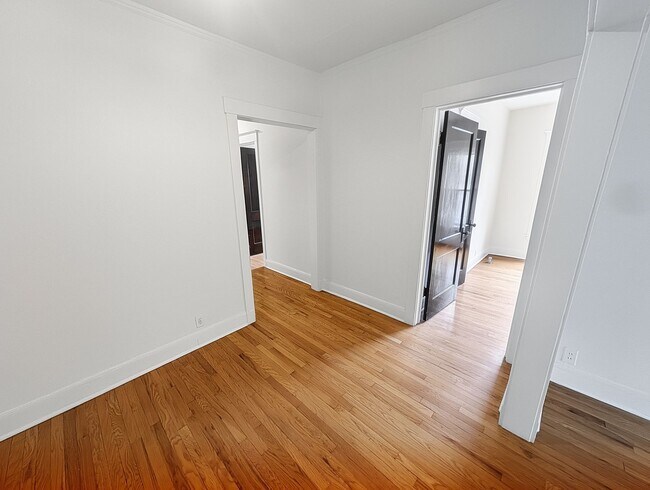 Building Photo - Large 3-bed/1-bath Apartment in the Heart of Rogers Park!