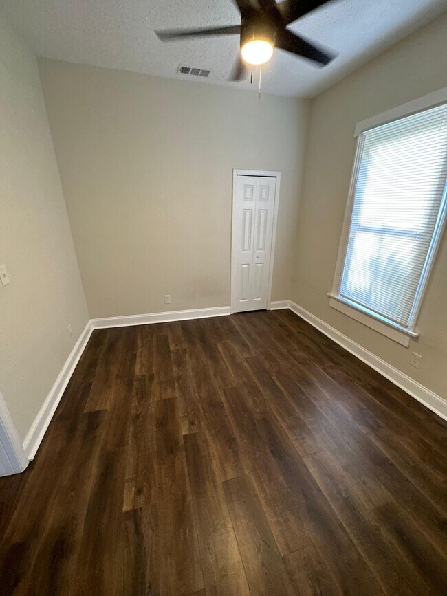 Building Photo - Fully Renovated 4/1-Single Family  Availab...