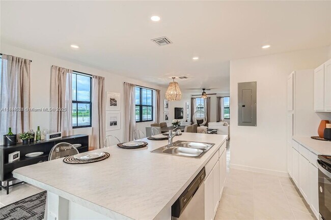 Building Photo - 409 NE 12th St