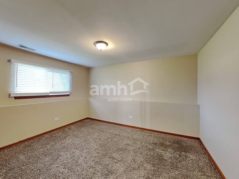 Building Photo - 26251 W Bayberry Ct