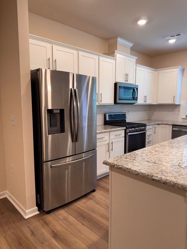 Building Photo - 3BR 2.5BA Townhome