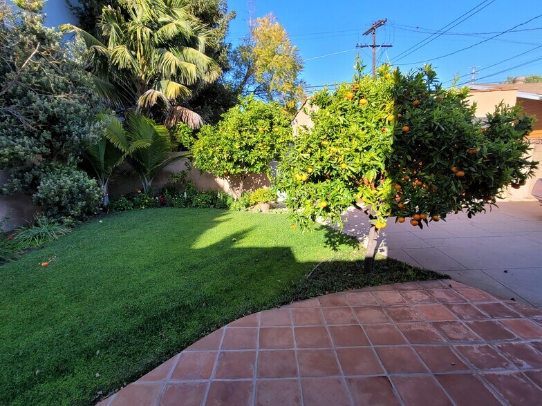 Building Photo - 1558 S Carmelina Ave